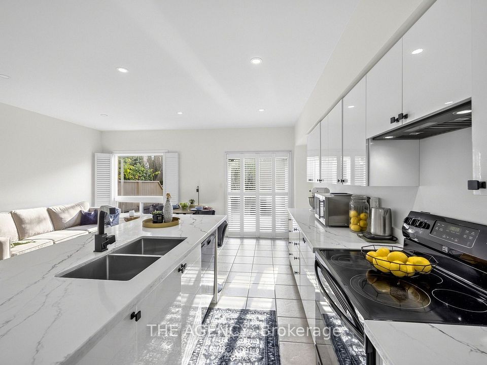 756 Village Green Boulevard, Mississauga, ON L5E 3K8 10