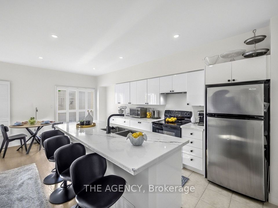 756 Village Green Boulevard, Mississauga, ON L5E 3K8 9