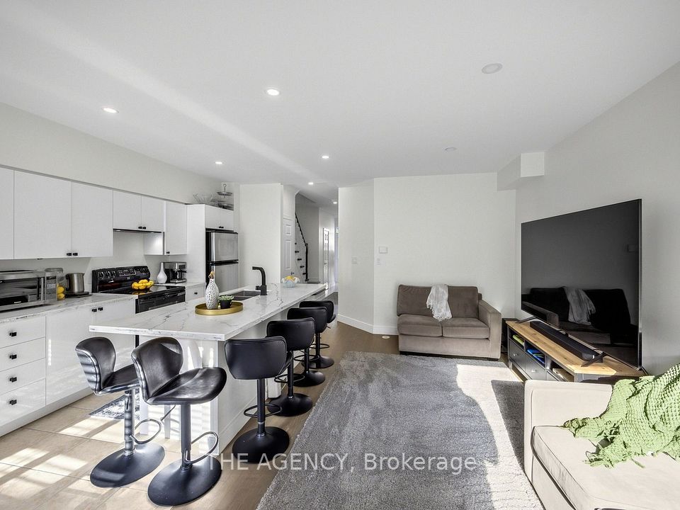 756 Village Green Boulevard, Mississauga, ON L5E 3K8 6