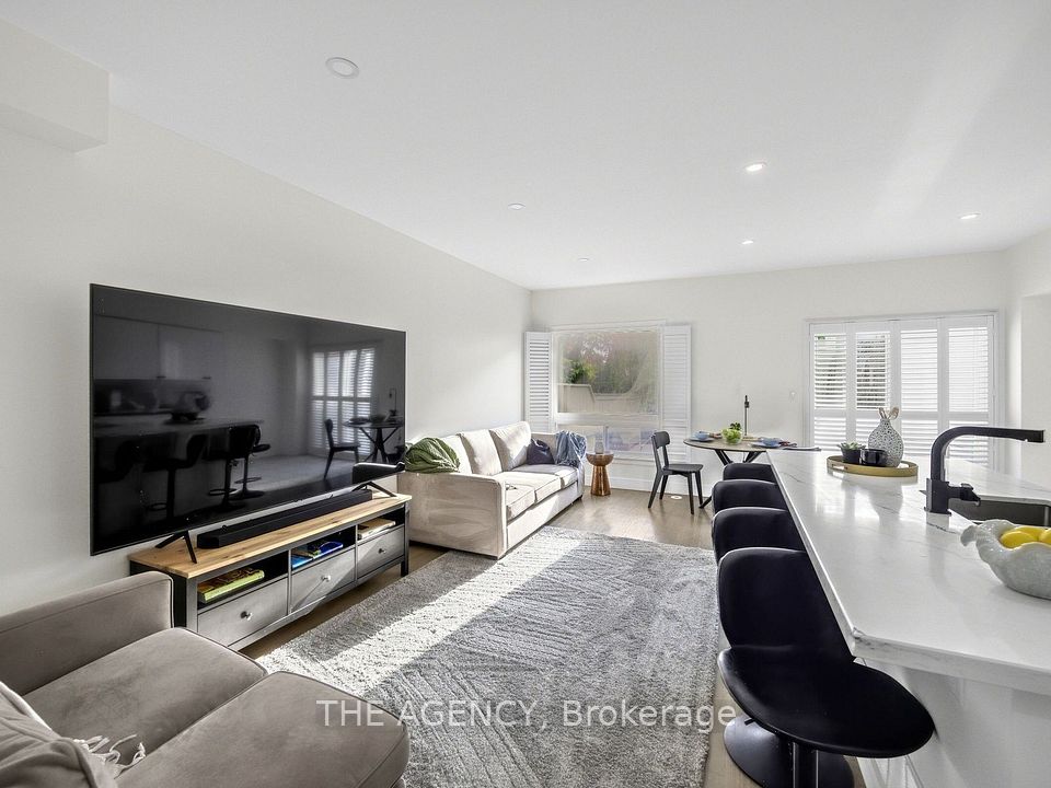 756 Village Green Boulevard, Mississauga, ON L5E 3K8 5