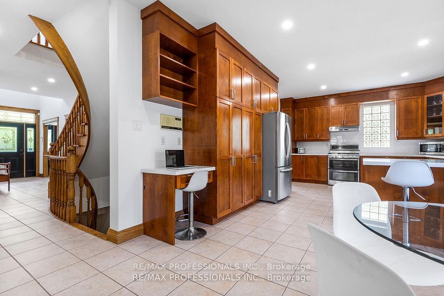 152 Evans Avenue, Toronto, ON M8Z 1H9 9