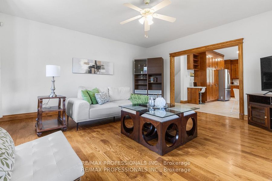 152 Evans Avenue, Toronto, ON M8Z 1H9 12