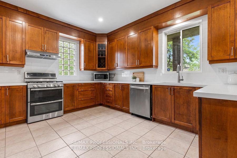 152 Evans Avenue, Toronto, ON M8Z 1H9 8