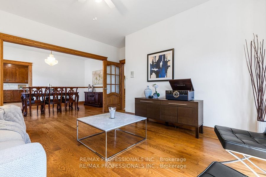 152 Evans Avenue, Toronto, ON M8Z 1H9 5