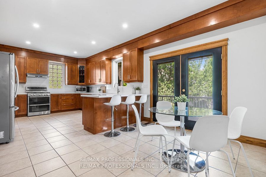 152 Evans Avenue, Toronto, ON M8Z 1H9 7