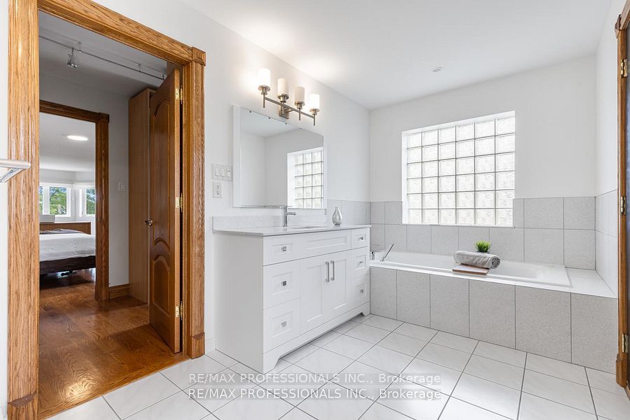 152 Evans Avenue, Toronto, ON M8Z 1H9 19
