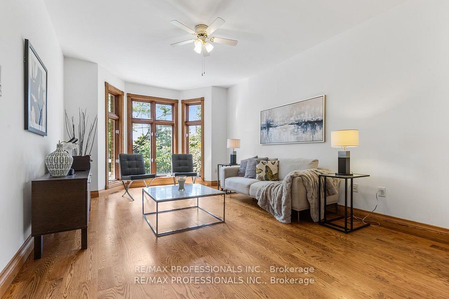 152 Evans Avenue, Toronto, ON M8Z 1H9 4