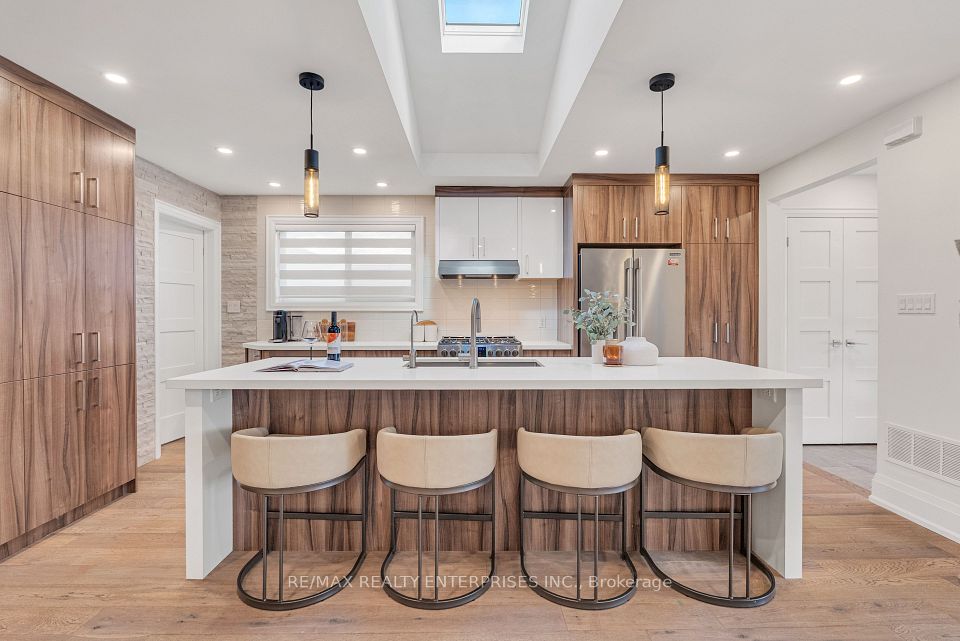 2223 Belfast Crescent, Mississauga, ON L5K 1N7 8