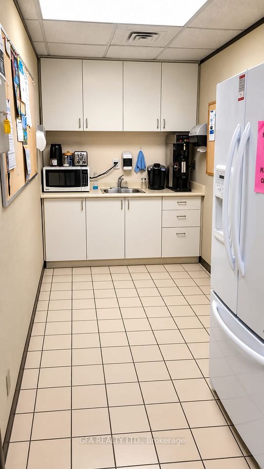 776 Dundas Street E 201, Mississauga, ON L4Y 2B6 8