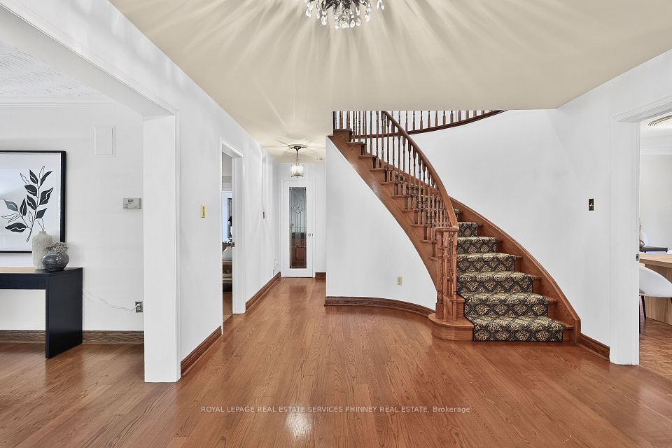1682 Medallion Court, Mississauga, ON L5J 4G1 4