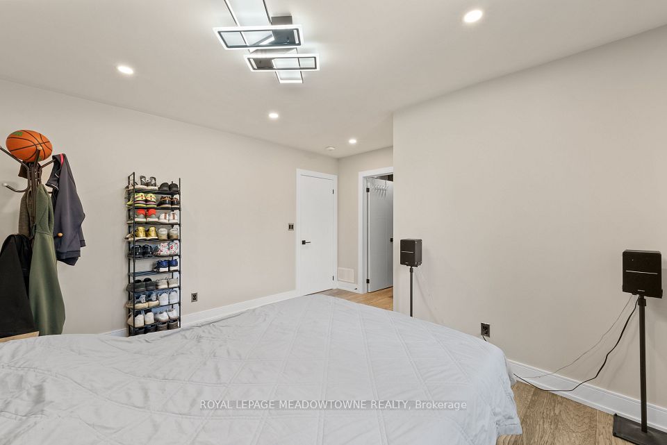 1268 Forest Hill, Oakville, ON L6H 2C3 16