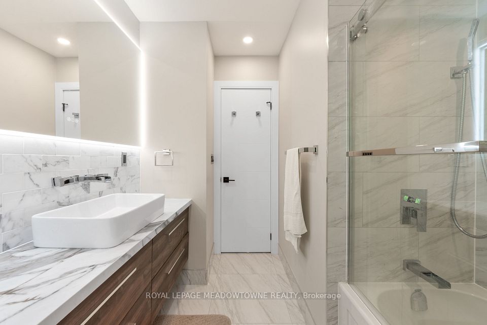 1268 Forest Hill, Oakville, ON L6H 2C3 24