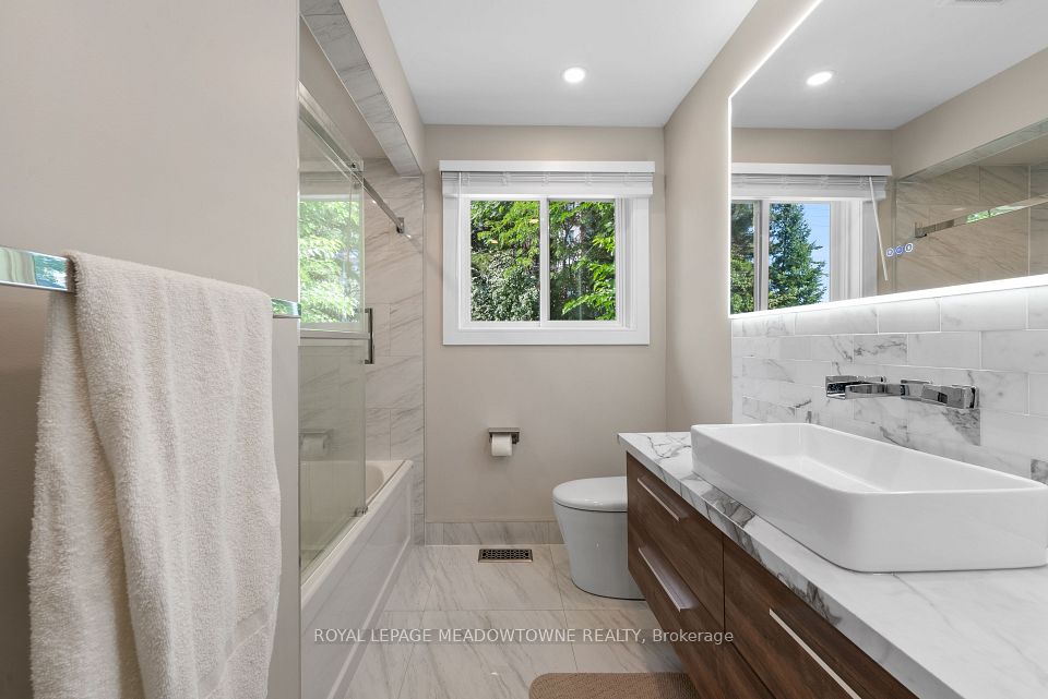 1268 Forest Hill, Oakville, ON L6H 2C3 23
