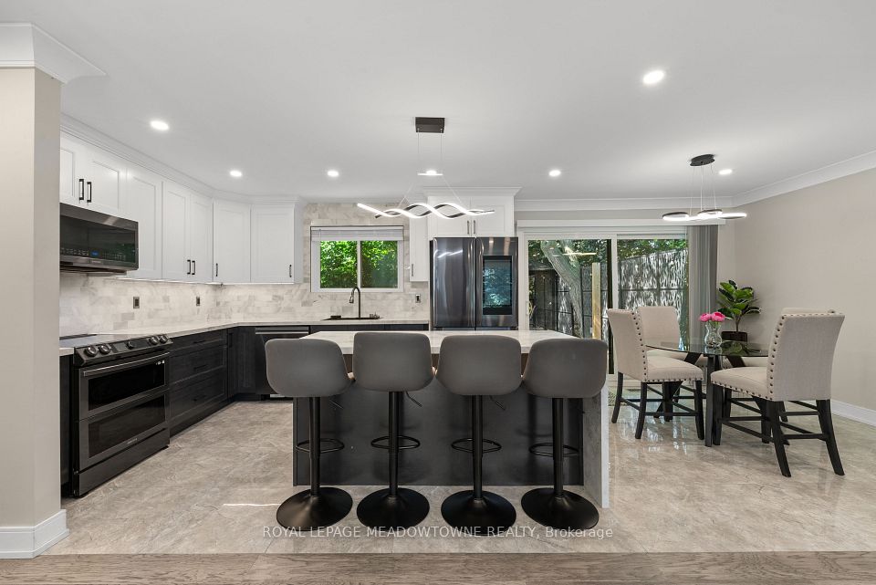 1268 Forest Hill, Oakville, ON L6H 2C3 5
