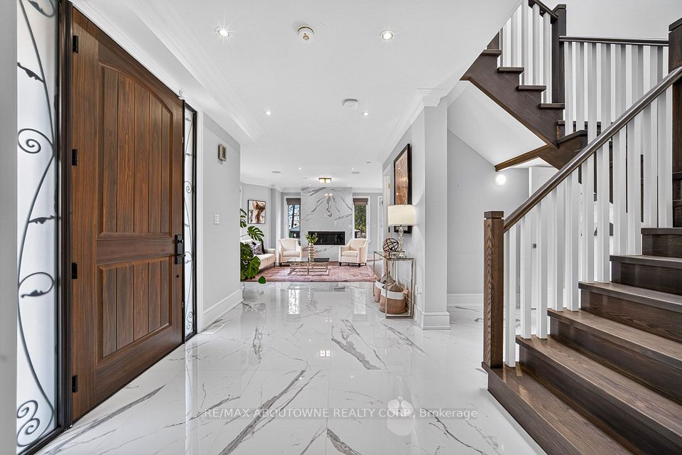 408 Seabourne Drive, Oakville, ON L6L 4G1 4