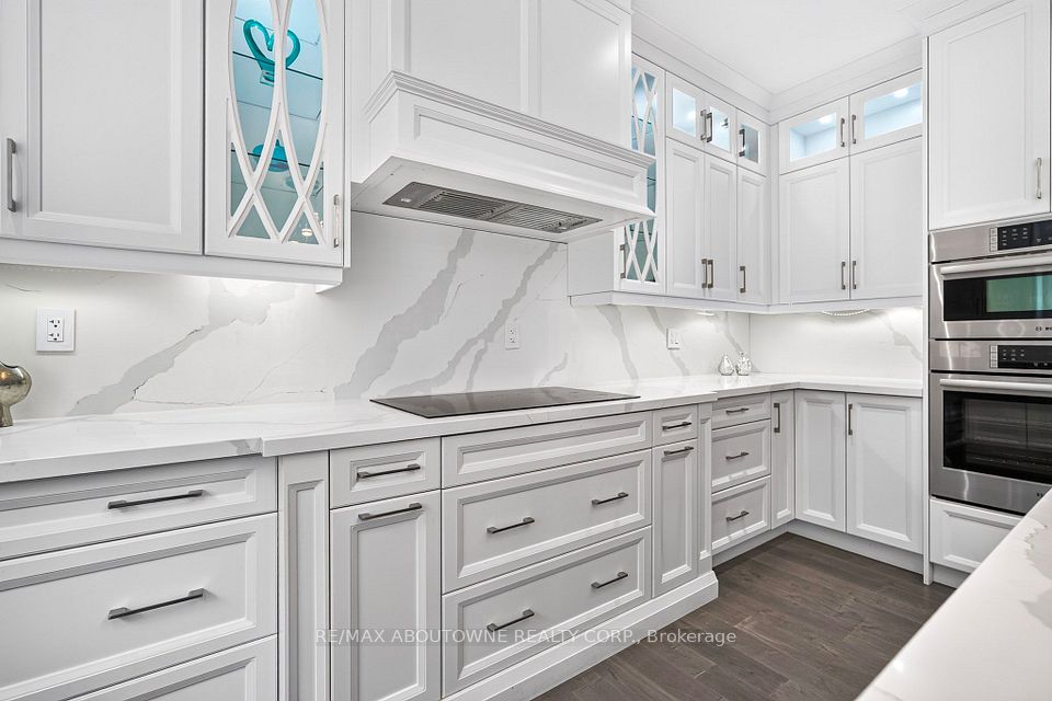 408 Seabourne Drive, Oakville, ON L6L 4G1 9
