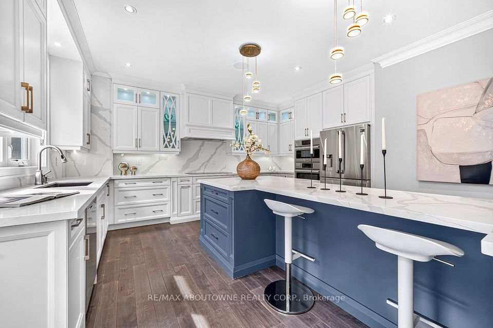 408 Seabourne Drive, Oakville, ON L6L 4G1 8
