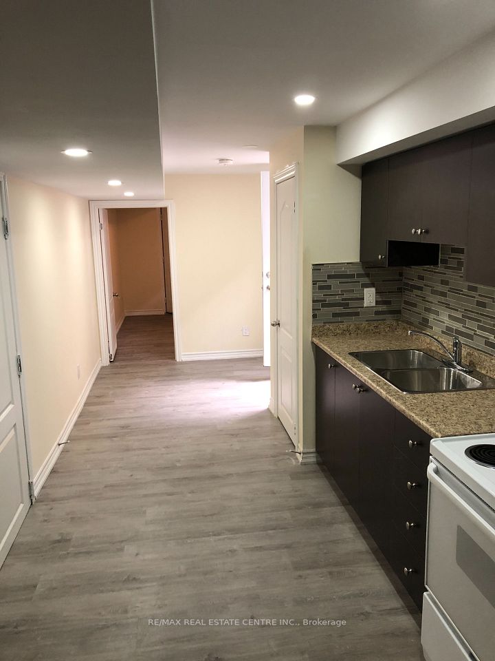 24 Dale Meadows ( Basement) Road, Brampton, ON L7A 4Z9 6