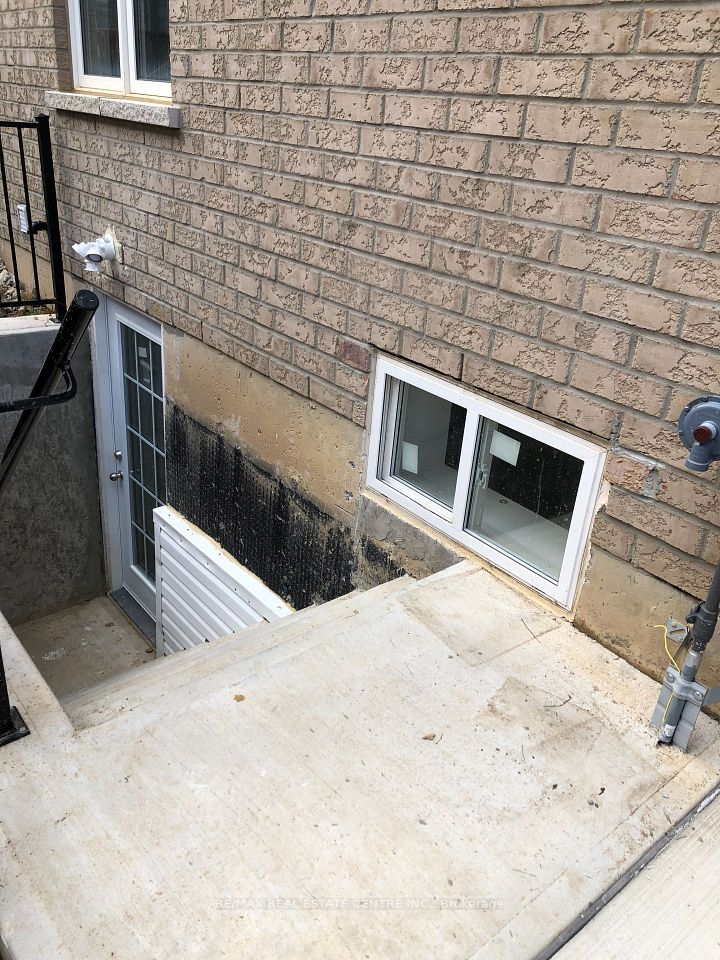 24 Dale Meadows ( Basement) Road, Brampton, ON L7A 4Z9 2
