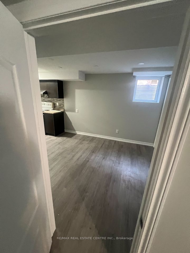 24 Dale Meadows ( Basement) Road, Brampton, ON L7A 4Z9 7