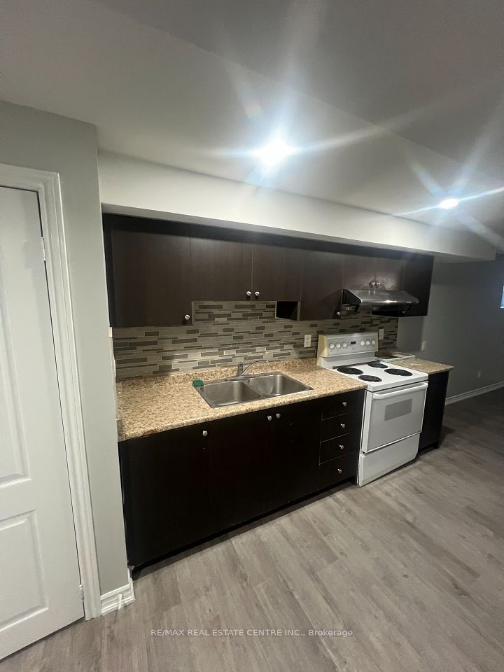 24 Dale Meadows ( Basement) Road, Brampton, ON L7A 4Z9 4