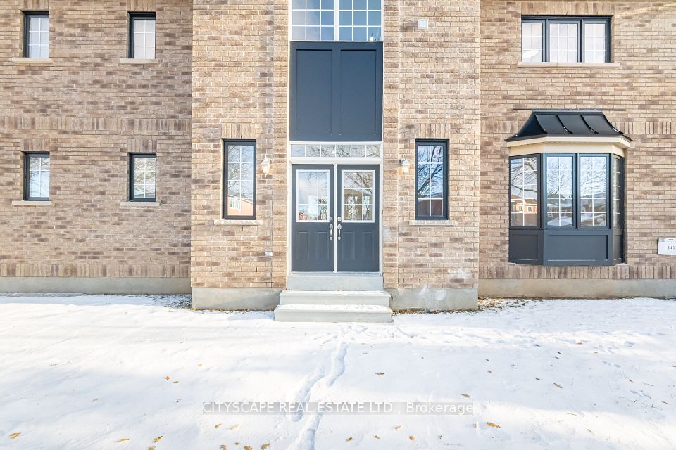 5843 Prairie Circle, Mississauga, ON L5N 6B4 2