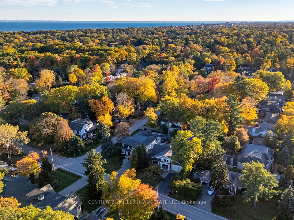 416 Wedgewood Drive, Oakville, ON L6J 4S4 2