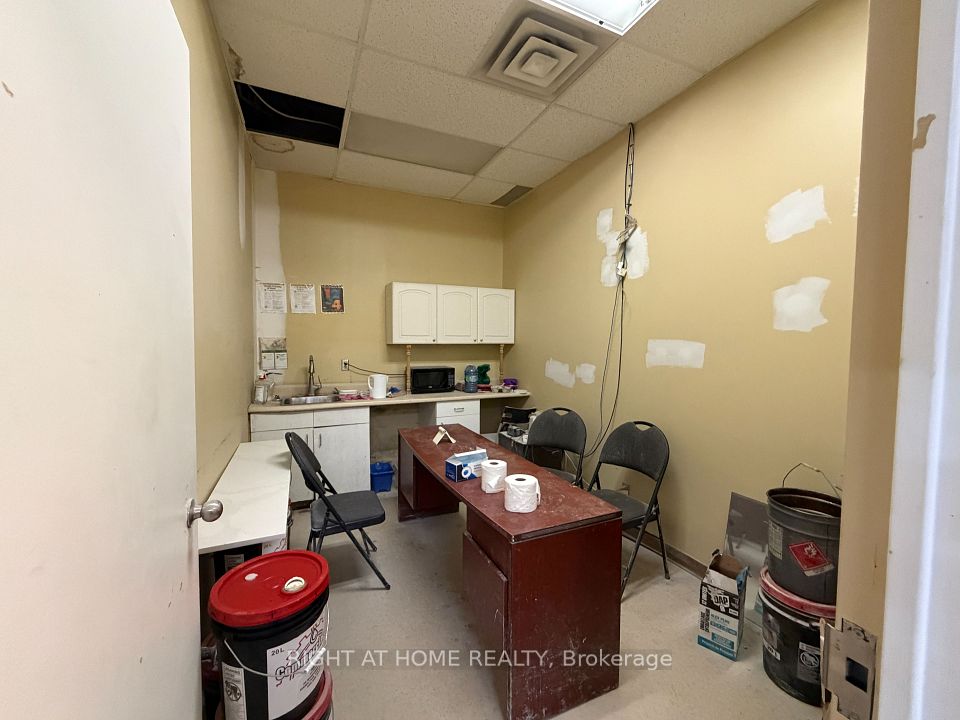 1273 North Service Road E 6, Oakville, ON L6H 1A7 5