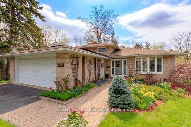 Detached at 2358 Thorn Lodge Drive, Mississauga, ON L5K 1K5