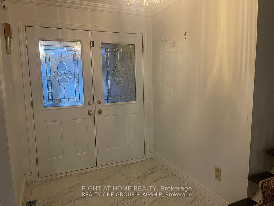 2358 Thorn Lodge Drive, Mississauga, ON L5K 1K5 4