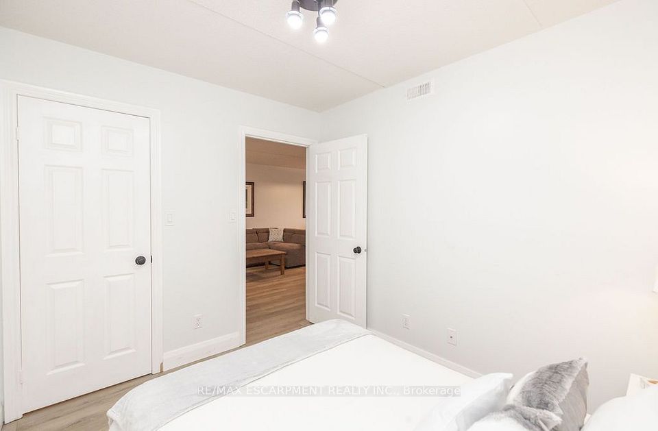 1480 Bishops Gate 207, Oakville, ON L6M 4N4 22