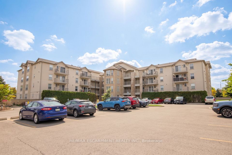 1480 Bishops Gate 207, Oakville, ON L6M 4N4 2