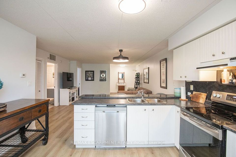 1480 Bishops Gate 207, Oakville, ON L6M 4N4 9