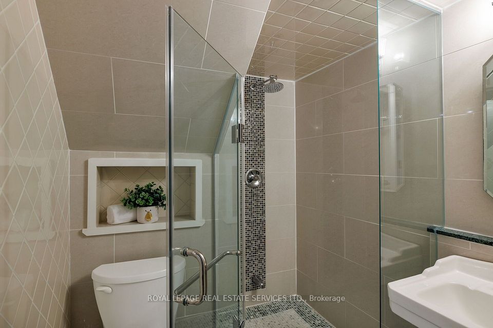 1099 Sixth Line, Oakville, ON L6H 1W6 24