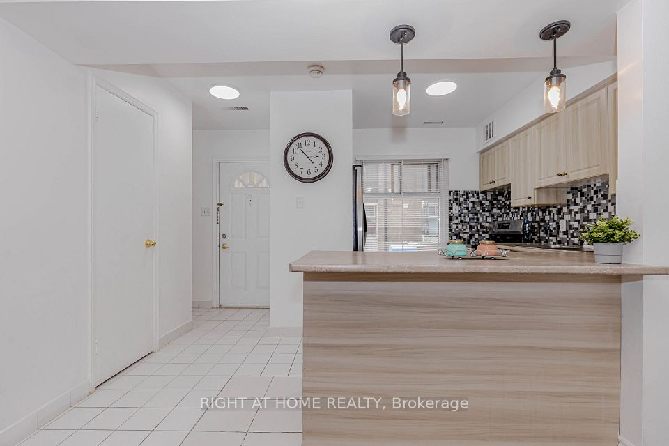 40 Rexdale Boulevard 3, Toronto, ON M9W 5Z3 3