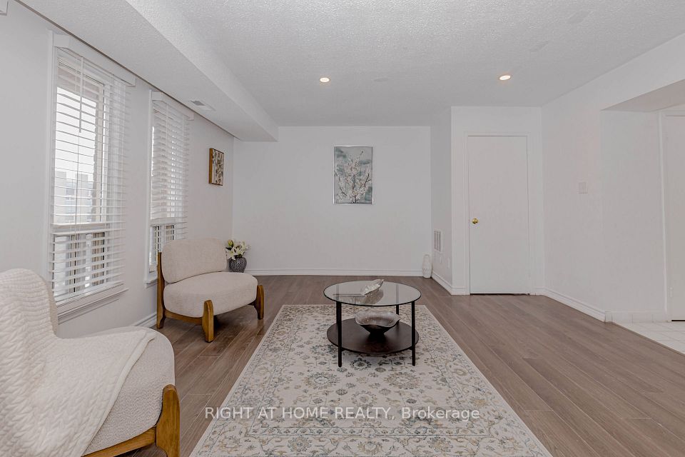 40 Rexdale Boulevard 3, Toronto, ON M9W 5Z3 7