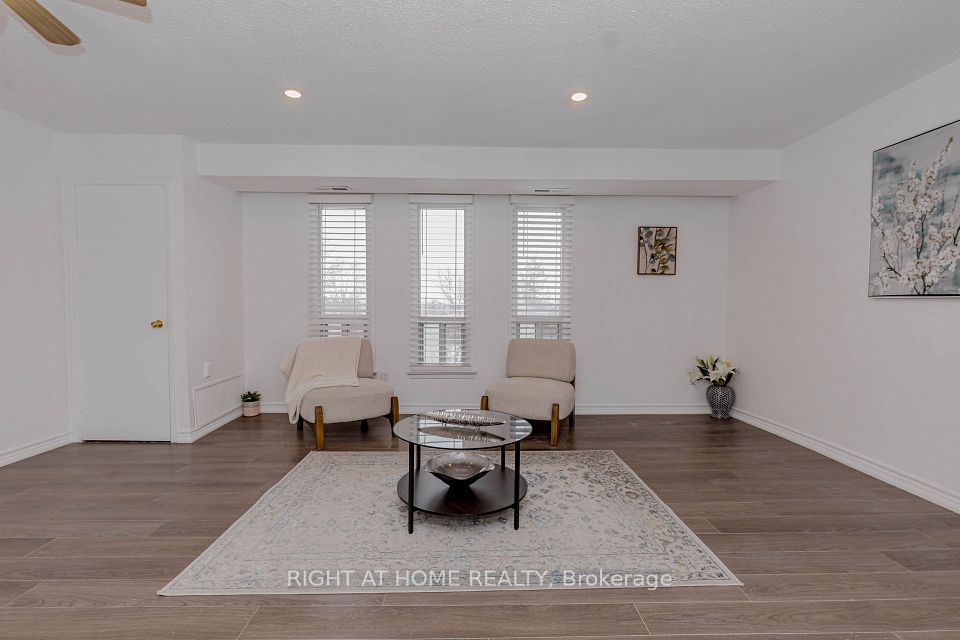 40 Rexdale Boulevard 3, Toronto, ON M9W 5Z3 6