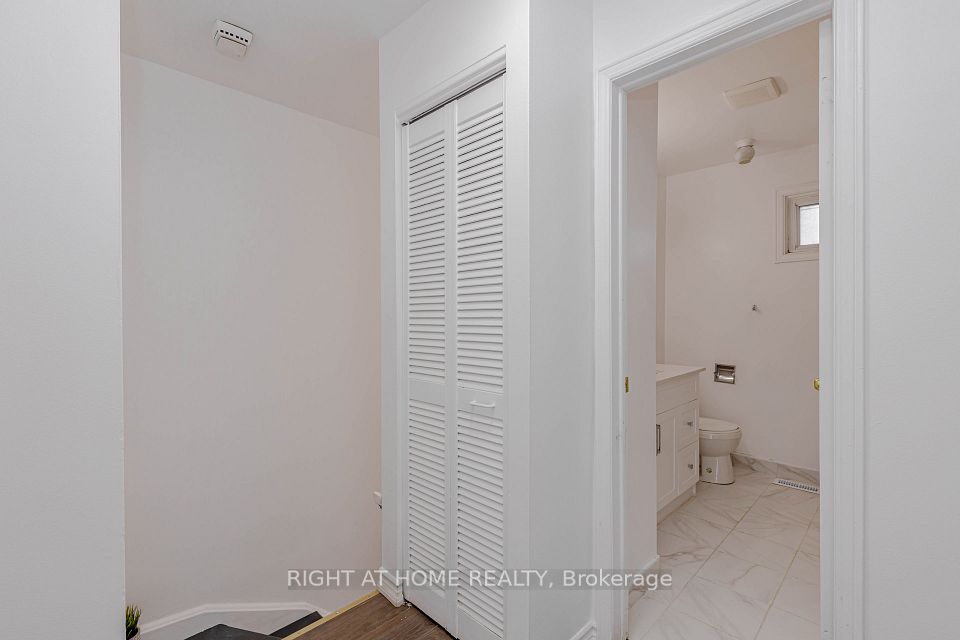 40 Rexdale Boulevard 3, Toronto, ON M9W 5Z3 11