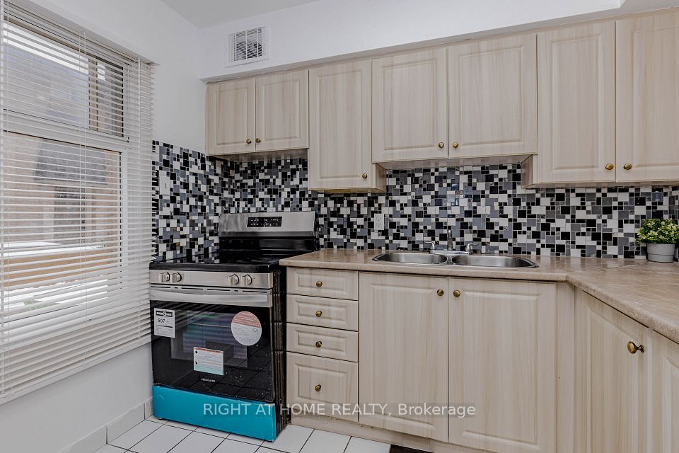 40 Rexdale Boulevard 3, Toronto, ON M9W 5Z3 2