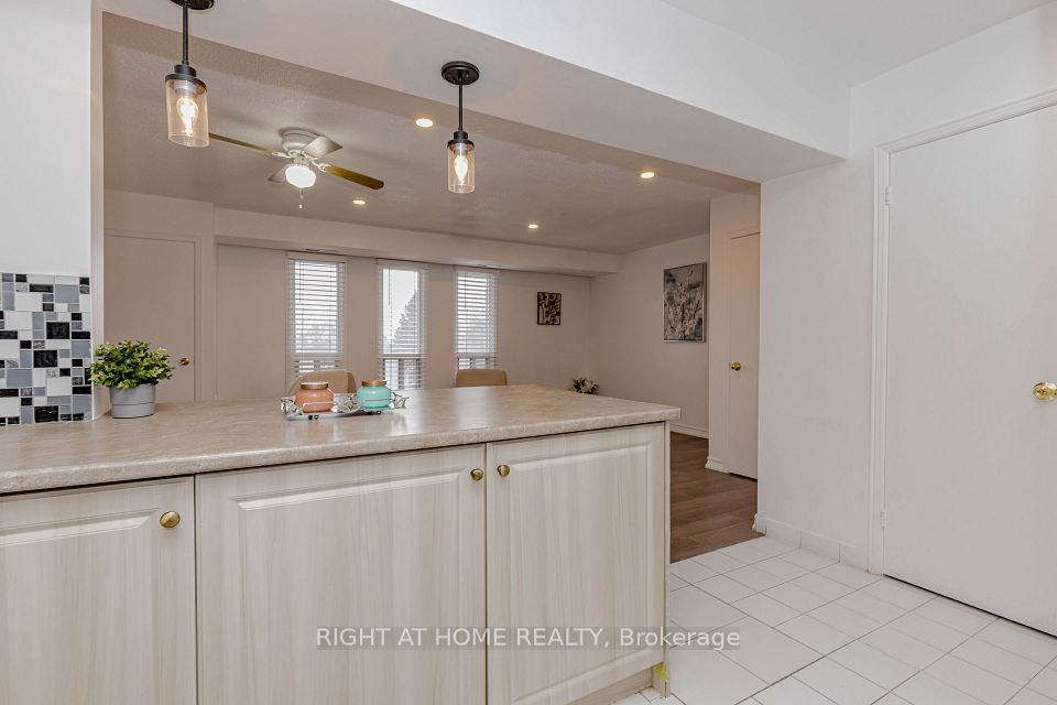 40 Rexdale Boulevard 3, Toronto, ON M9W 5Z3 4