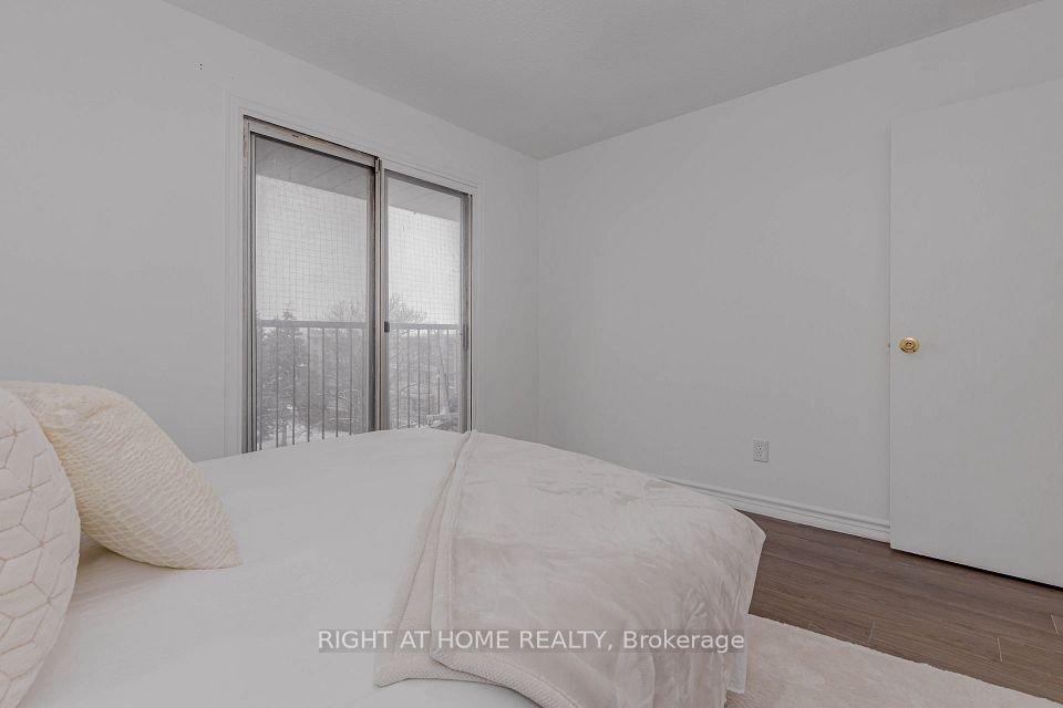 40 Rexdale Boulevard 3, Toronto, ON M9W 5Z3 15