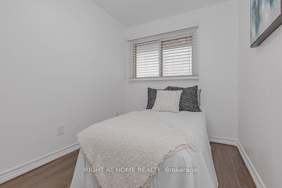 40 Rexdale Boulevard 3, Toronto, ON M9W 5Z3 22