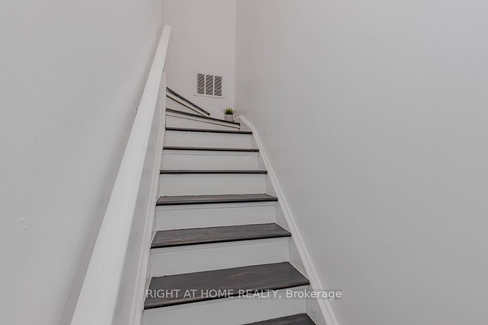 40 Rexdale Boulevard 3, Toronto, ON M9W 5Z3 10