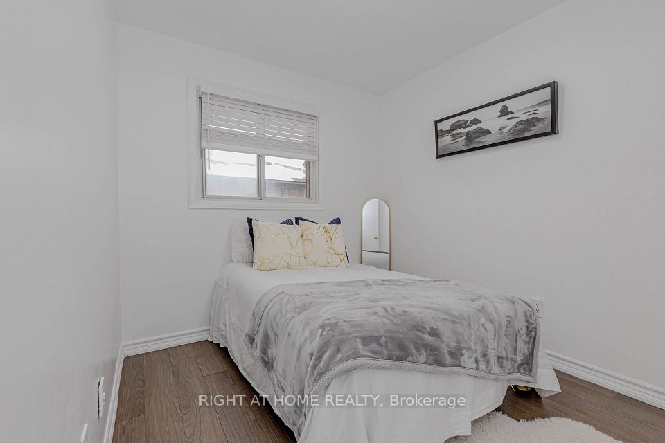 40 Rexdale Boulevard 3, Toronto, ON M9W 5Z3 17