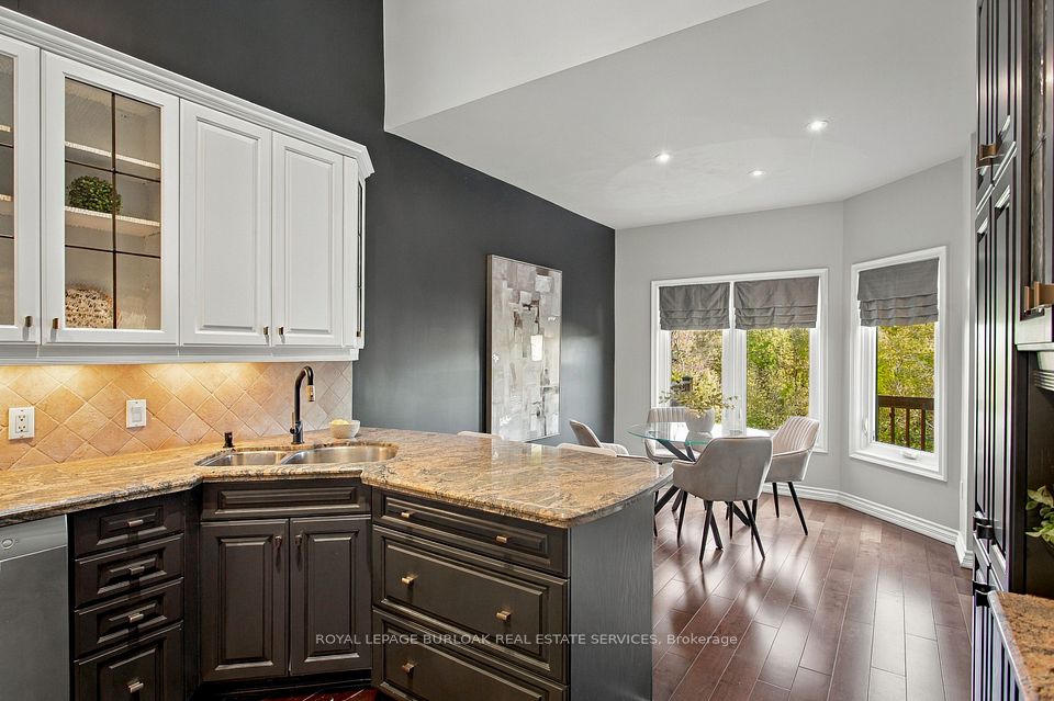 80 Fairwood Place W, Burlington, ON L7T 4B6 18