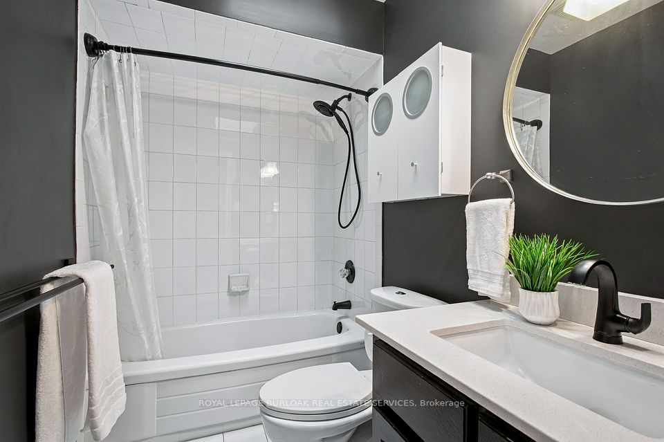 80 Fairwood Place W, Burlington, ON L7T 4B6 24