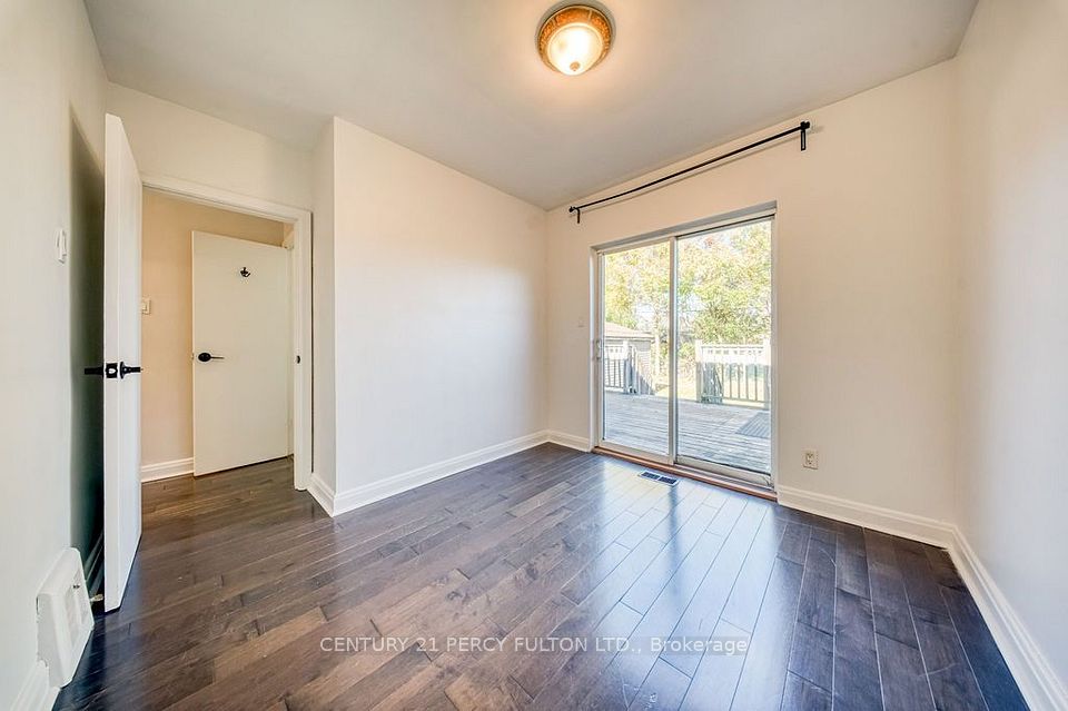 12 Silvercrest Avenue, Toronto, ON M8W 2S4 19