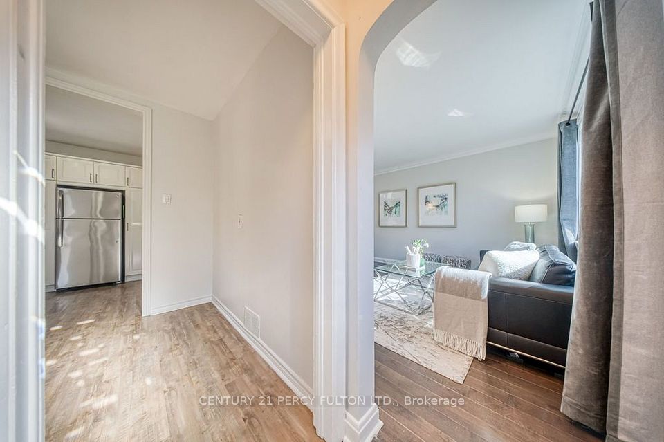 12 Silvercrest Avenue, Toronto, ON M8W 2S4 4