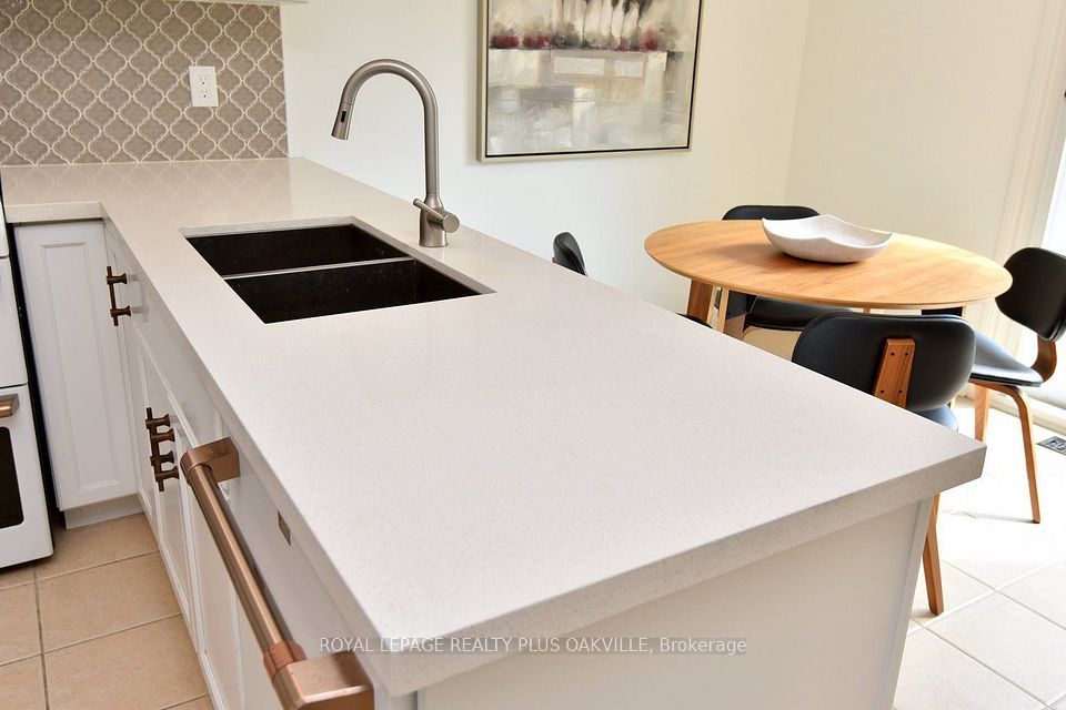 546 Sandcherry Drive, Burlington, ON L7T 4L6 14