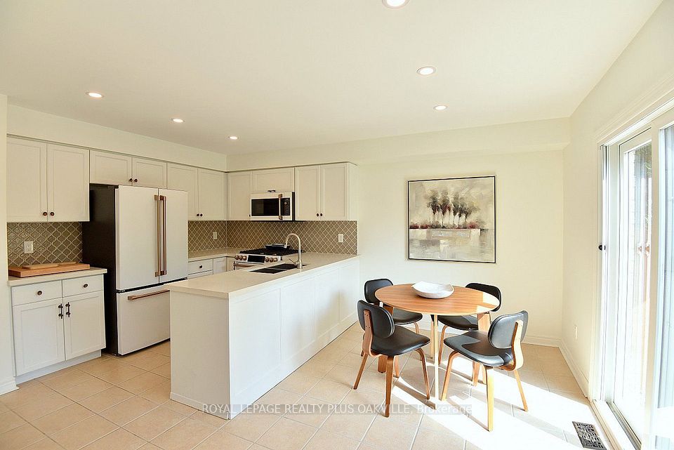 546 Sandcherry Drive, Burlington, ON L7T 4L6 23